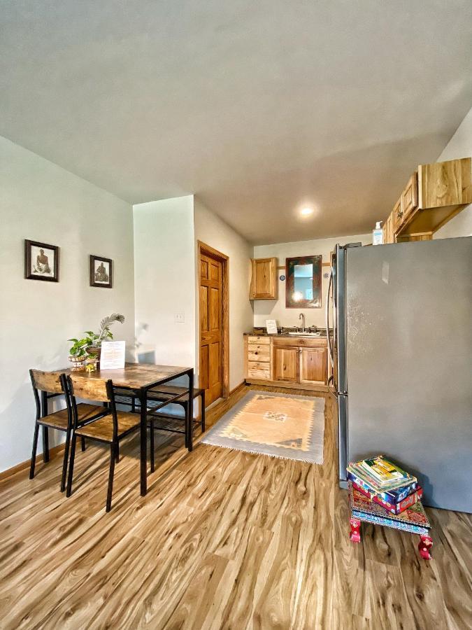 Giriraja Ashraya Daire Moundsville Dış mekan fotoğraf